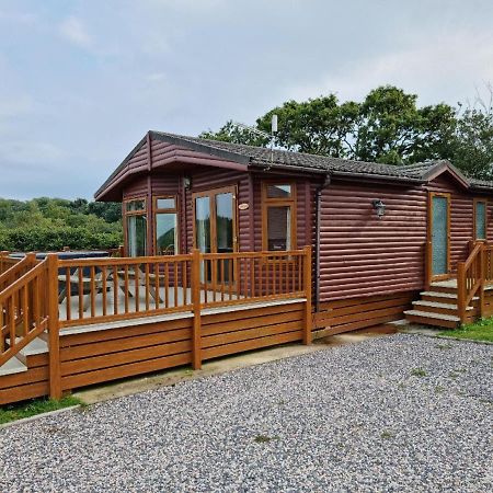 Beautiful Willow Lodge 67-4-6 Persons-Private Hot Tub-Pet Friendly-Tranquil Holiday Away From It All Yet Not Far To St Austell-The Holiday Home Has Two Bedrooms, Living & Dining Area, Equipped Kitchen -Decking-Al Fresco Dining-Fishing Lakes-Pet Frien Grampound Buitenkant foto