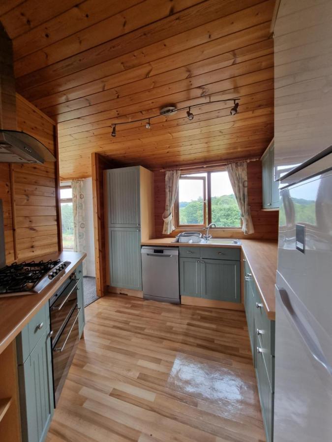 Beautiful Willow Lodge 67-4-6 Persons-Private Hot Tub-Pet Friendly-Tranquil Holiday Away From It All Yet Not Far To St Austell-The Holiday Home Has Two Bedrooms, Living & Dining Area, Equipped Kitchen -Decking-Al Fresco Dining-Fishing Lakes-Pet Frien Grampound Buitenkant foto