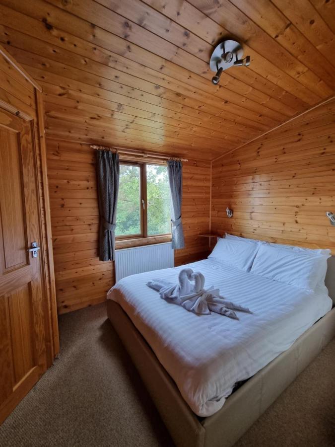 Beautiful Willow Lodge 67-4-6 Persons-Private Hot Tub-Pet Friendly-Tranquil Holiday Away From It All Yet Not Far To St Austell-The Holiday Home Has Two Bedrooms, Living & Dining Area, Equipped Kitchen -Decking-Al Fresco Dining-Fishing Lakes-Pet Frien Grampound Buitenkant foto