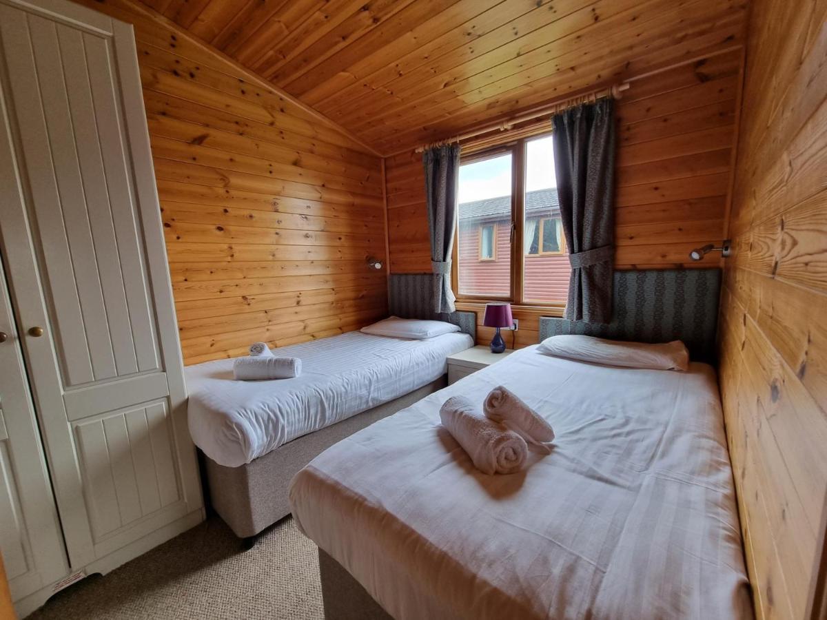 Beautiful Willow Lodge 67-4-6 Persons-Private Hot Tub-Pet Friendly-Tranquil Holiday Away From It All Yet Not Far To St Austell-The Holiday Home Has Two Bedrooms, Living & Dining Area, Equipped Kitchen -Decking-Al Fresco Dining-Fishing Lakes-Pet Frien Grampound Buitenkant foto