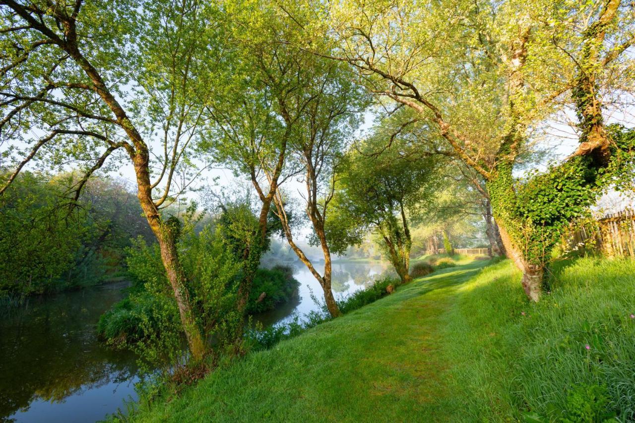 Beautiful Willow Lodge 67-4-6 Persons-Private Hot Tub-Pet Friendly-Tranquil Holiday Away From It All Yet Not Far To St Austell-The Holiday Home Has Two Bedrooms, Living & Dining Area, Equipped Kitchen -Decking-Al Fresco Dining-Fishing Lakes-Pet Frien Grampound Buitenkant foto