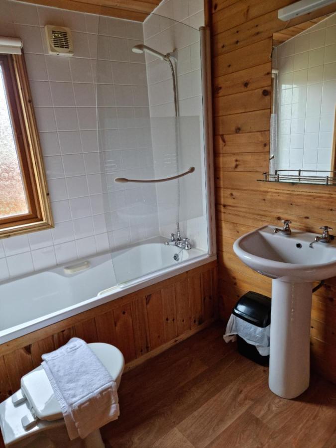 Beautiful Willow Lodge 67-4-6 Persons-Private Hot Tub-Pet Friendly-Tranquil Holiday Away From It All Yet Not Far To St Austell-The Holiday Home Has Two Bedrooms, Living & Dining Area, Equipped Kitchen -Decking-Al Fresco Dining-Fishing Lakes-Pet Frien Grampound Buitenkant foto