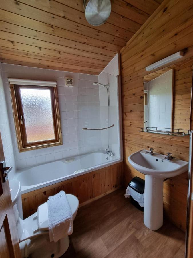 Beautiful Willow Lodge 67-4-6 Persons-Private Hot Tub-Pet Friendly-Tranquil Holiday Away From It All Yet Not Far To St Austell-The Holiday Home Has Two Bedrooms, Living & Dining Area, Equipped Kitchen -Decking-Al Fresco Dining-Fishing Lakes-Pet Frien Grampound Buitenkant foto