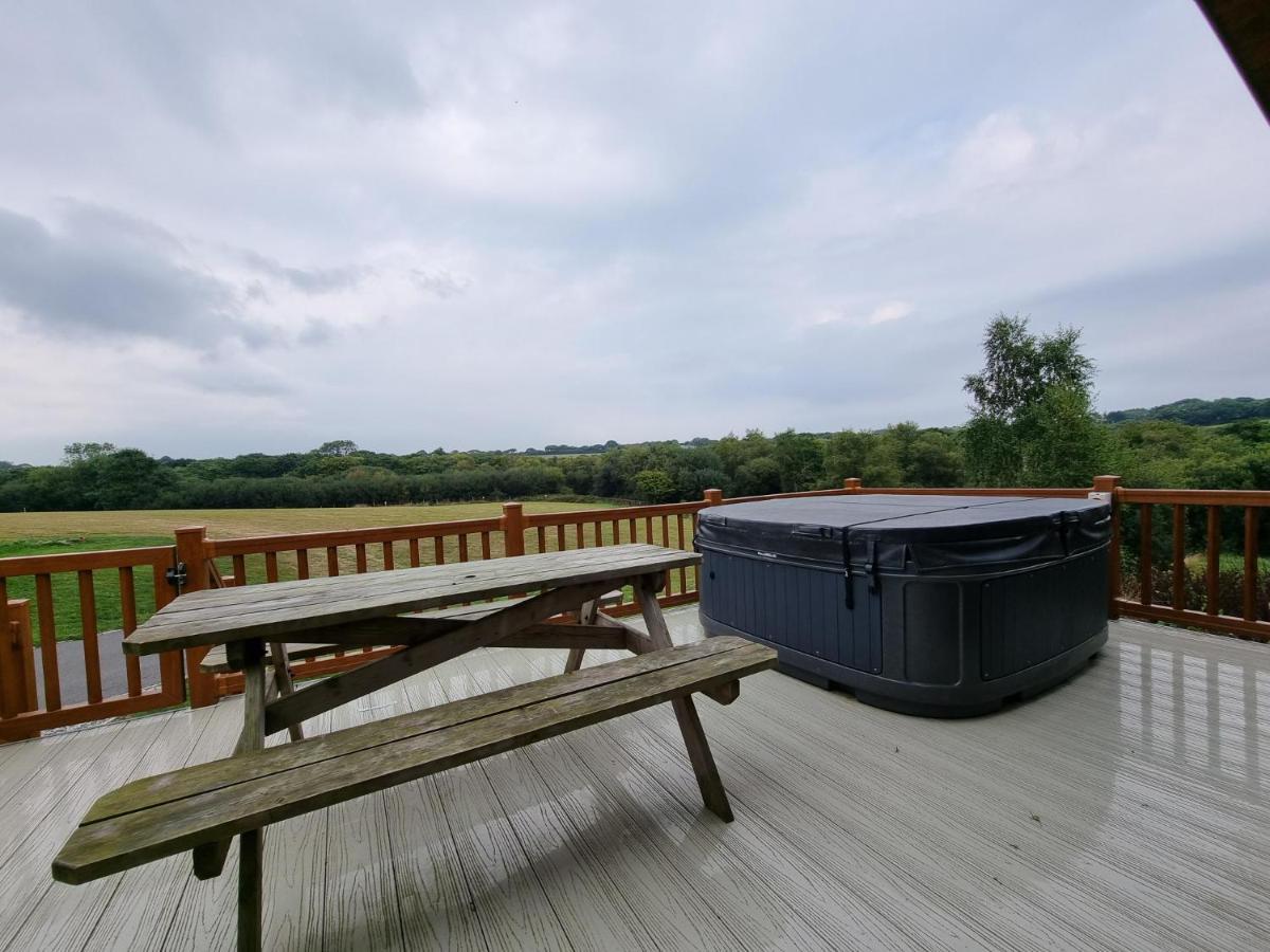 Beautiful Willow Lodge 67-4-6 Persons-Private Hot Tub-Pet Friendly-Tranquil Holiday Away From It All Yet Not Far To St Austell-The Holiday Home Has Two Bedrooms, Living & Dining Area, Equipped Kitchen -Decking-Al Fresco Dining-Fishing Lakes-Pet Frien Grampound Buitenkant foto