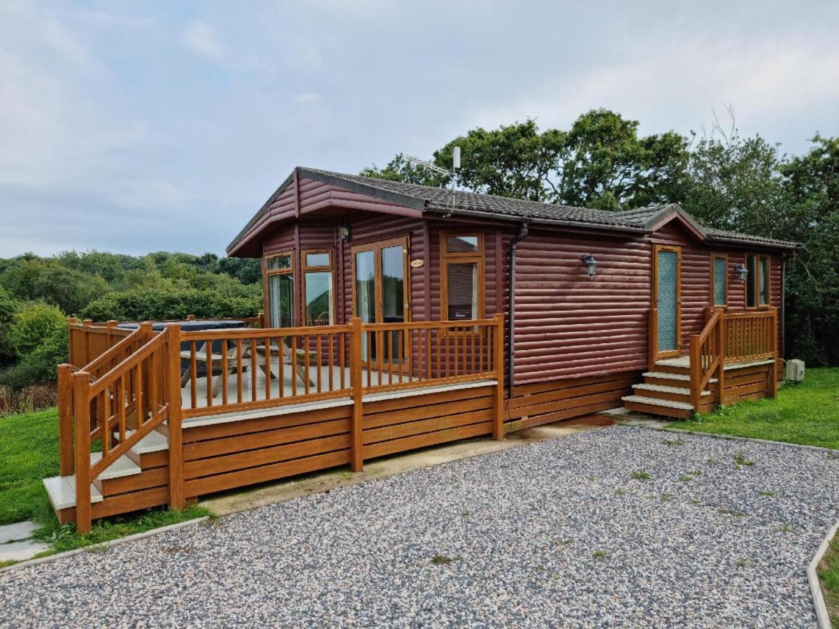 Beautiful Willow Lodge 67-4-6 Persons-Private Hot Tub-Pet Friendly-Tranquil Holiday Away From It All Yet Not Far To St Austell-The Holiday Home Has Two Bedrooms, Living & Dining Area, Equipped Kitchen -Decking-Al Fresco Dining-Fishing Lakes-Pet Frien Grampound Buitenkant foto