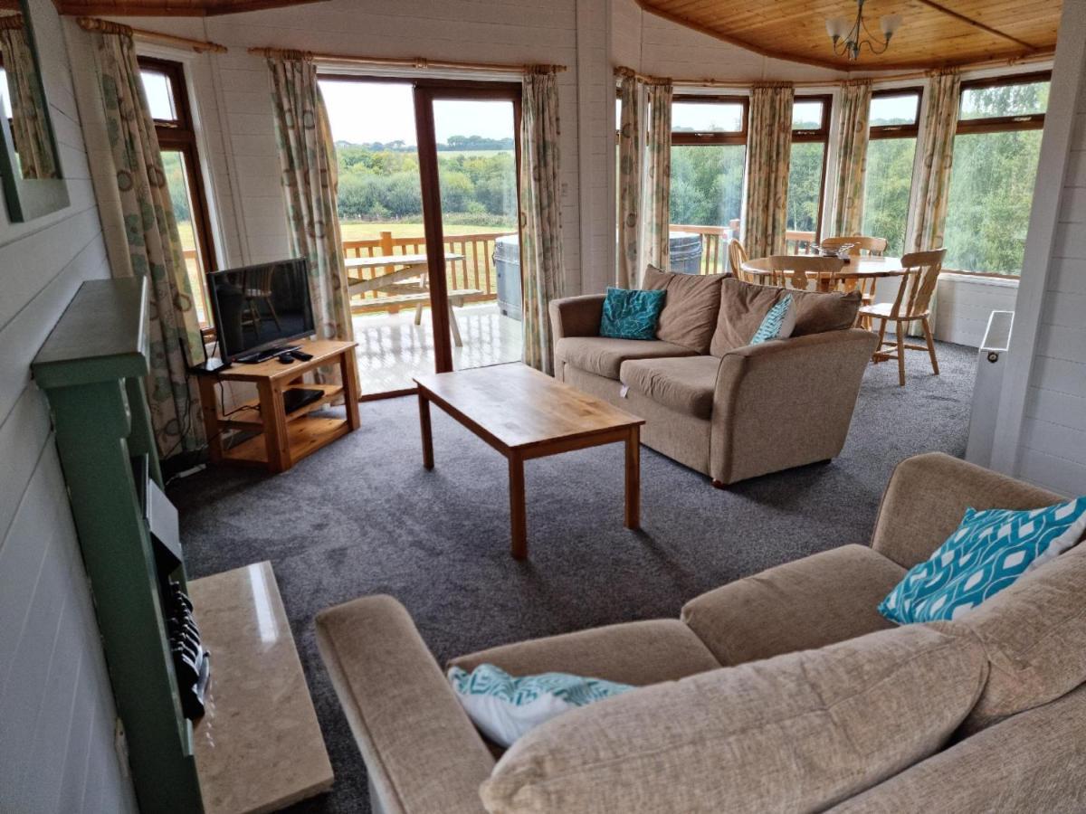 Beautiful Willow Lodge 67-4-6 Persons-Private Hot Tub-Pet Friendly-Tranquil Holiday Away From It All Yet Not Far To St Austell-The Holiday Home Has Two Bedrooms, Living & Dining Area, Equipped Kitchen -Decking-Al Fresco Dining-Fishing Lakes-Pet Frien Grampound Buitenkant foto