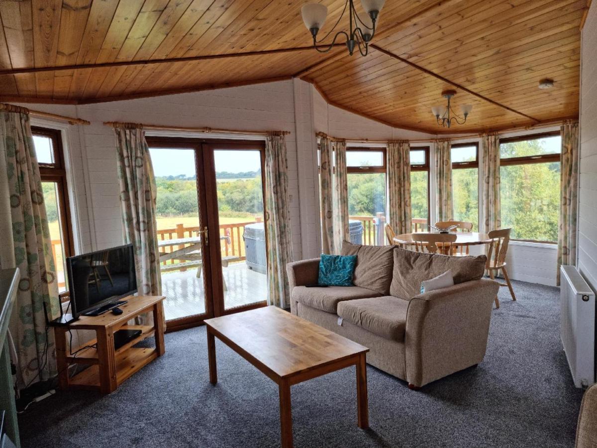 Beautiful Willow Lodge 67-4-6 Persons-Private Hot Tub-Pet Friendly-Tranquil Holiday Away From It All Yet Not Far To St Austell-The Holiday Home Has Two Bedrooms, Living & Dining Area, Equipped Kitchen -Decking-Al Fresco Dining-Fishing Lakes-Pet Frien Grampound Buitenkant foto