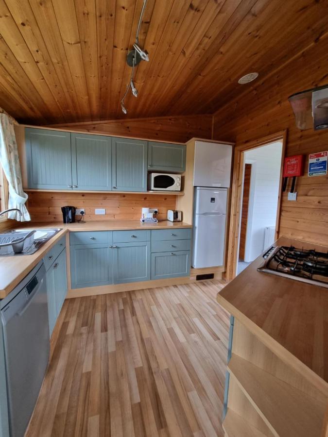 Beautiful Willow Lodge 67-4-6 Persons-Private Hot Tub-Pet Friendly-Tranquil Holiday Away From It All Yet Not Far To St Austell-The Holiday Home Has Two Bedrooms, Living & Dining Area, Equipped Kitchen -Decking-Al Fresco Dining-Fishing Lakes-Pet Frien Grampound Buitenkant foto
