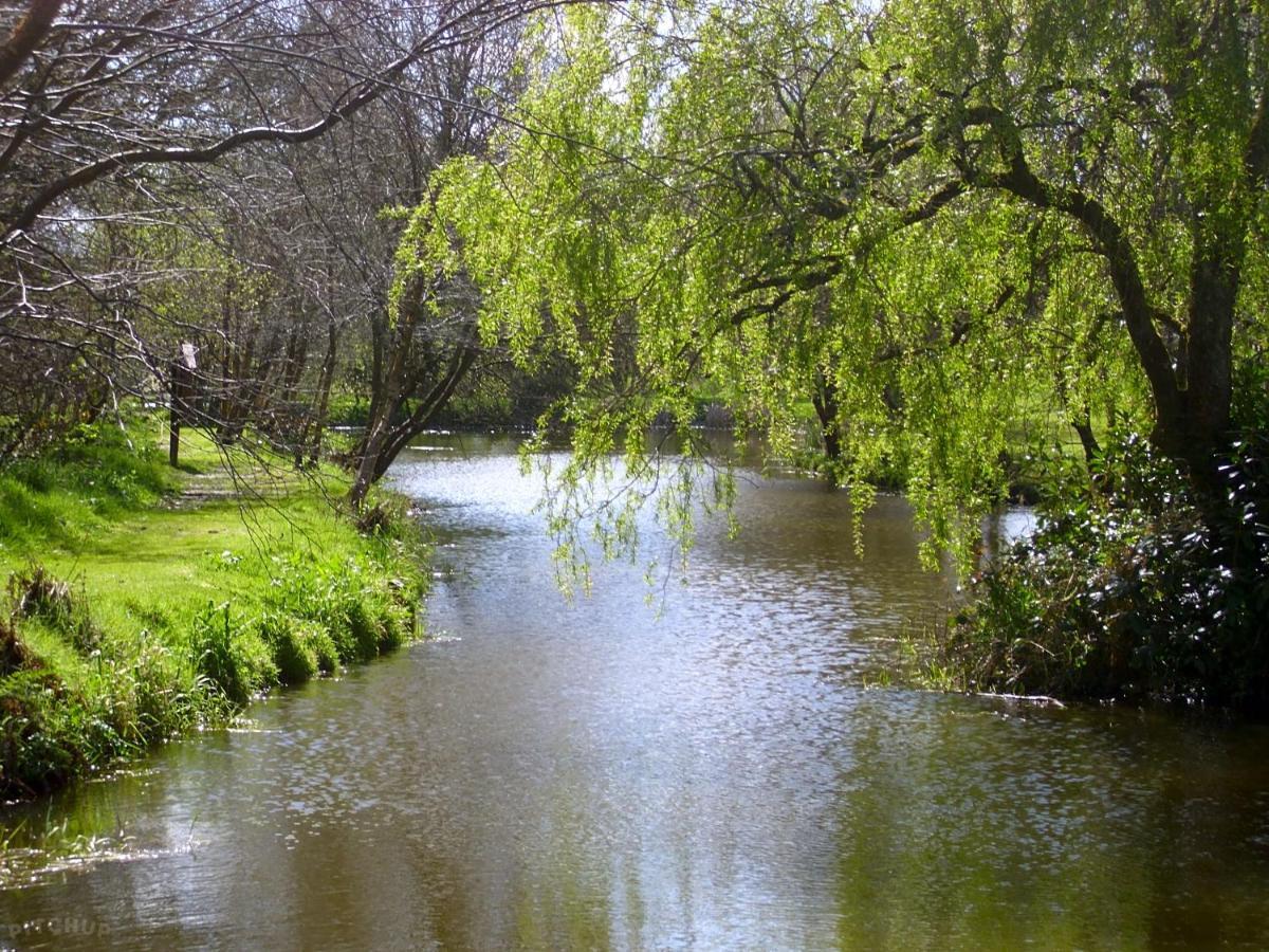 Beautiful Willow Lodge 67-4-6 Persons-Private Hot Tub-Pet Friendly-Tranquil Holiday Away From It All Yet Not Far To St Austell-The Holiday Home Has Two Bedrooms, Living & Dining Area, Equipped Kitchen -Decking-Al Fresco Dining-Fishing Lakes-Pet Frien Grampound Buitenkant foto