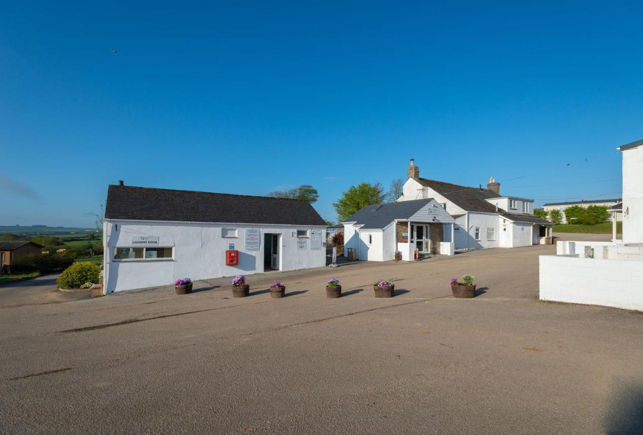 Beautiful Willow Lodge 67-4-6 Persons-Private Hot Tub-Pet Friendly-Tranquil Holiday Away From It All Yet Not Far To St Austell-The Holiday Home Has Two Bedrooms, Living & Dining Area, Equipped Kitchen -Decking-Al Fresco Dining-Fishing Lakes-Pet Frien Grampound Buitenkant foto