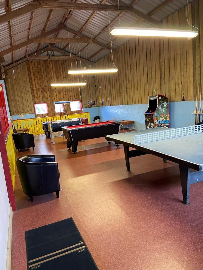 Beautiful Willow Lodge 67-4-6 Persons-Private Hot Tub-Pet Friendly-Tranquil Holiday Away From It All Yet Not Far To St Austell-The Holiday Home Has Two Bedrooms, Living & Dining Area, Equipped Kitchen -Decking-Al Fresco Dining-Fishing Lakes-Pet Frien Grampound Buitenkant foto