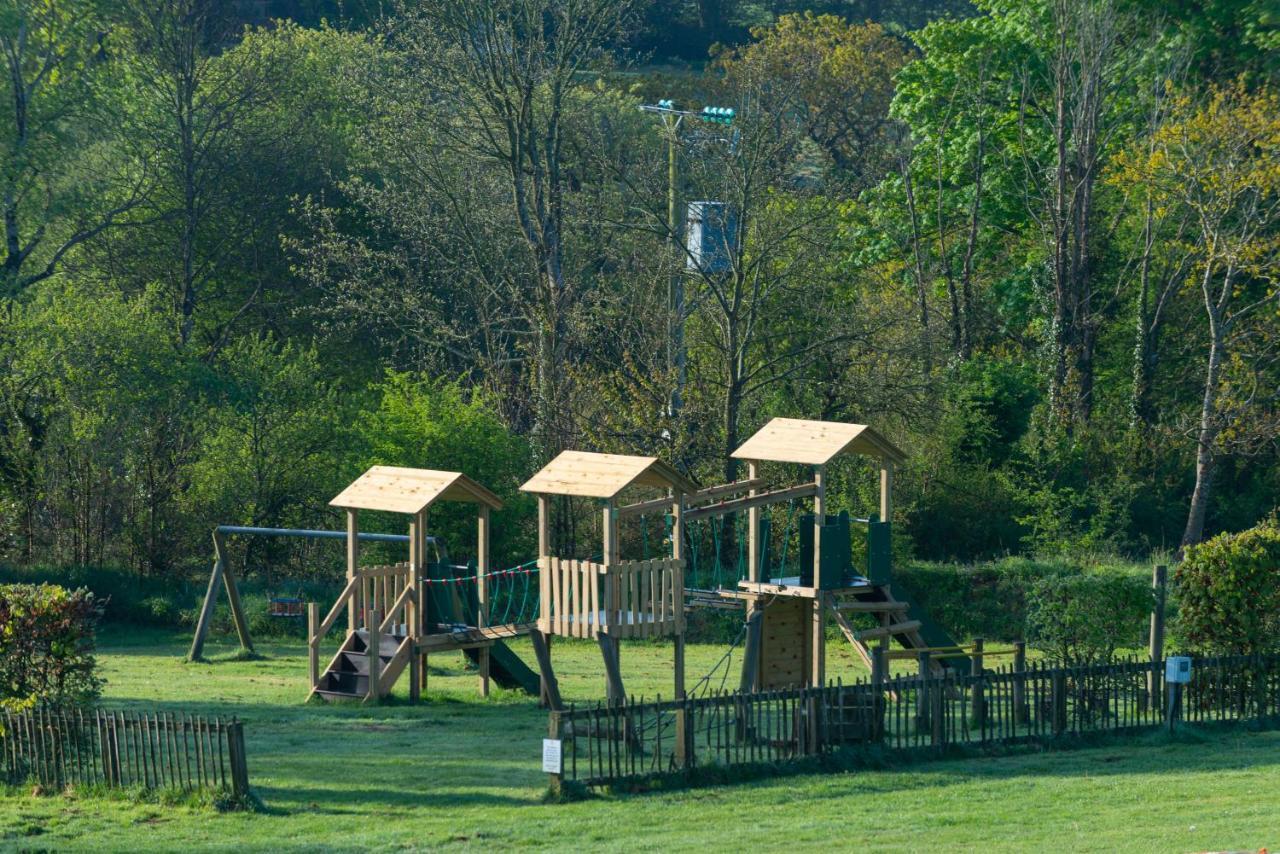 Beautiful Willow Lodge 67-4-6 Persons-Private Hot Tub-Pet Friendly-Tranquil Holiday Away From It All Yet Not Far To St Austell-The Holiday Home Has Two Bedrooms, Living & Dining Area, Equipped Kitchen -Decking-Al Fresco Dining-Fishing Lakes-Pet Frien Grampound Buitenkant foto