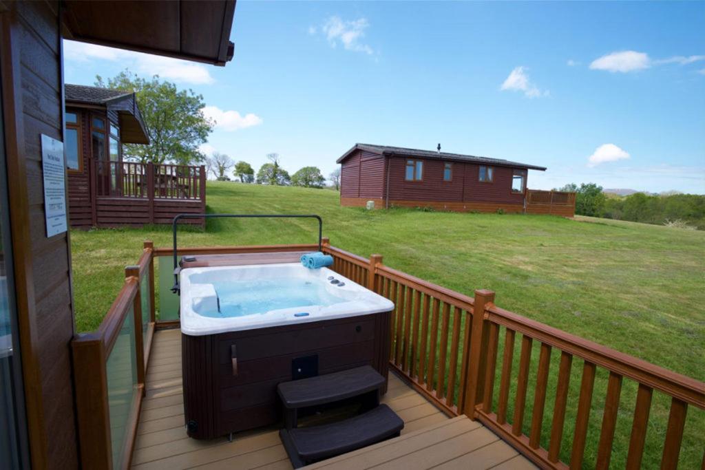 Beautiful Willow Lodge 67-4-6 Persons-Private Hot Tub-Pet Friendly-Tranquil Holiday Away From It All Yet Not Far To St Austell-The Holiday Home Has Two Bedrooms, Living & Dining Area, Equipped Kitchen -Decking-Al Fresco Dining-Fishing Lakes-Pet Frien Grampound Buitenkant foto